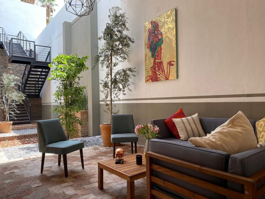 Patio de una casona de Clandestino Hotel montado para un evento privado
