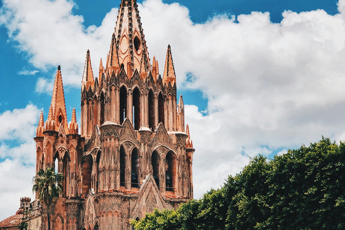 Vista panorámica de San Miguel de Allende con la Parroquia de San Miguel Arcángel por la mañana.